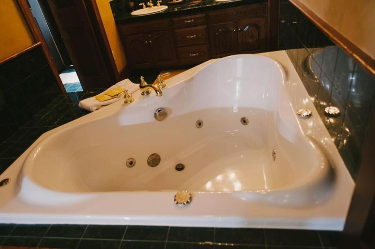 Bathroom 5, The Inn at Dresden, Muskingum