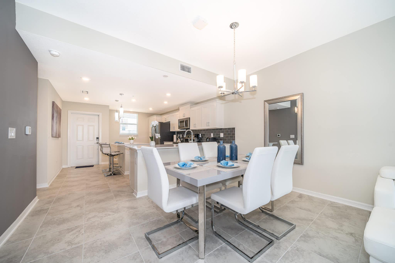 5, Elegant 2Bed Condo in Storey Lake, Prime Location, Osceola