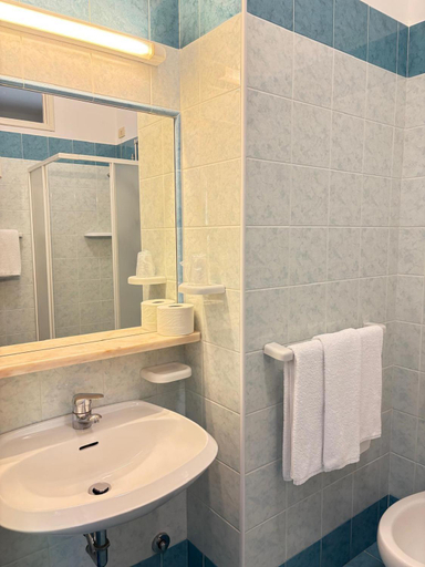 Bathroom 4, Hotel Maronti, Napoli