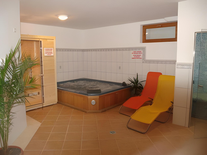 Hot tub