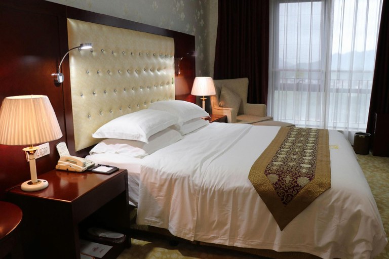 Bedroom 2, Qianjun International Hotel, Guilin