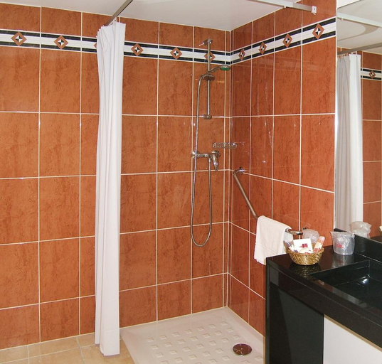 Bathroom 3, Residhome Paris-Evry, Essonne