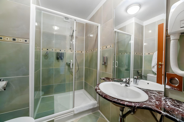 Bathroom 4, Sir Royal Hotel, Municipiul Bucuresti