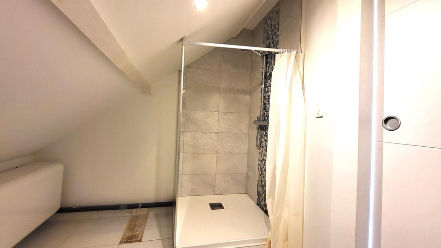 Shower 4, Le Bellevue - Beaux appartements avec vue splendide, Essonne