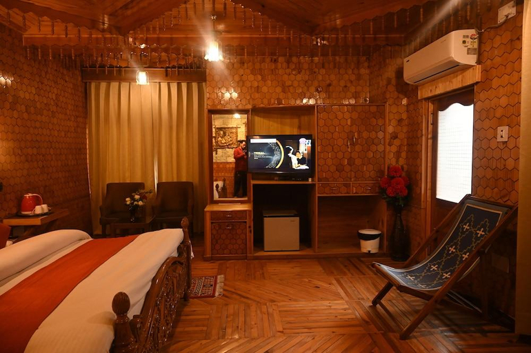 Bedroom 2, Hotel Royal Palace, Kullu