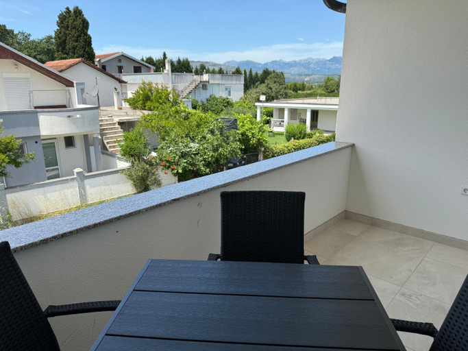 Others 2, Adla Apartmani