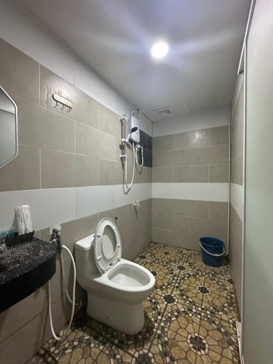 Bathroom 4, Grand Line Hotel, Semporna