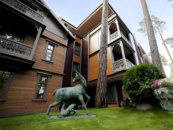 Exterior & Views