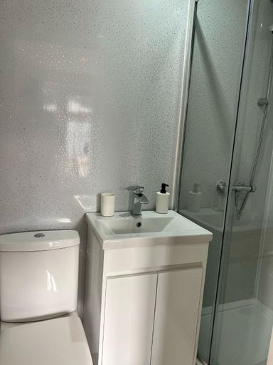 Bathroom 2, 93 West Road, London