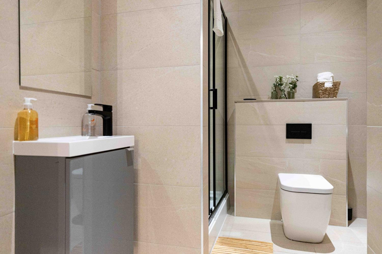 Bathroom 4, Rock Mill - Deluxe Duplex Apartments, Derbyshire