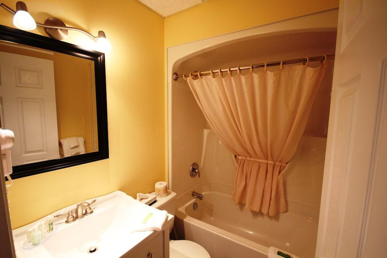 Bathroom, Glen House Resort, Lake Ontario