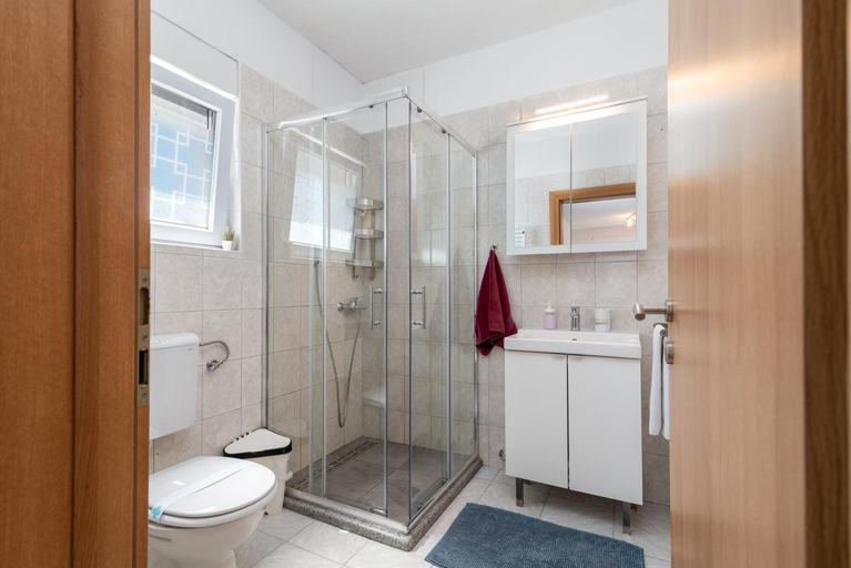 Bathroom 3, Vila Kuzmanic, Okrug
