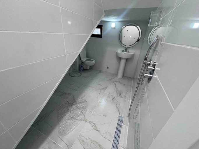 Bathroom 2, Studio Rooms Moncherie