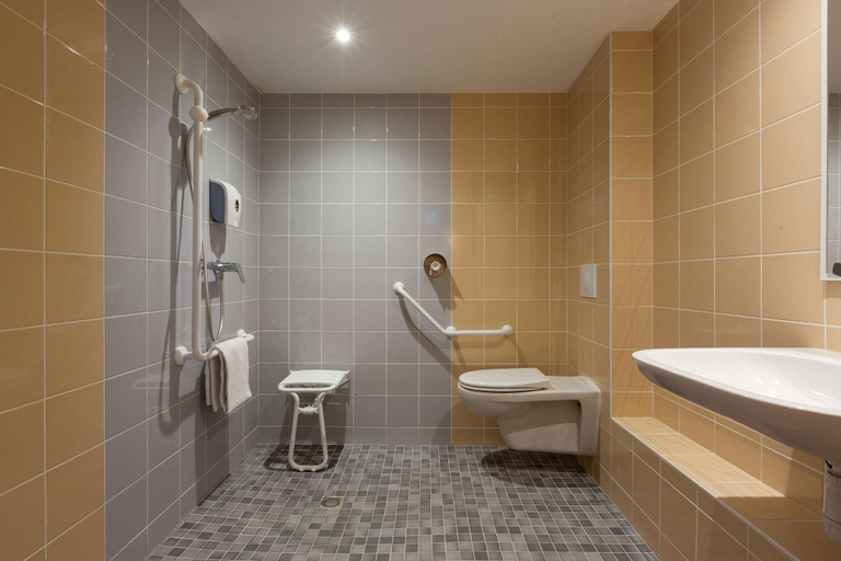 Bathroom 5, Premiere Classe Nantes Ouest - Saint Herblain, Loire-Atlantique