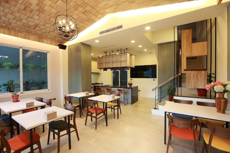 Food & Drinks 4, Leveeside House, Hualien