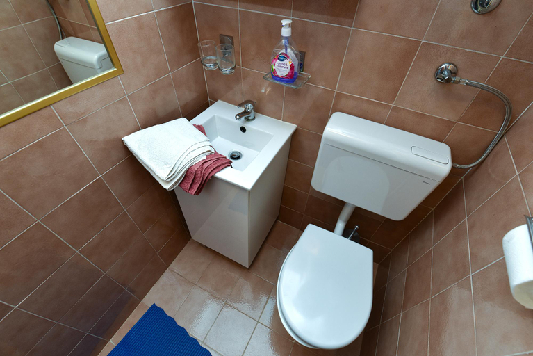 Bathroom 3, Apartment 1826, Labin