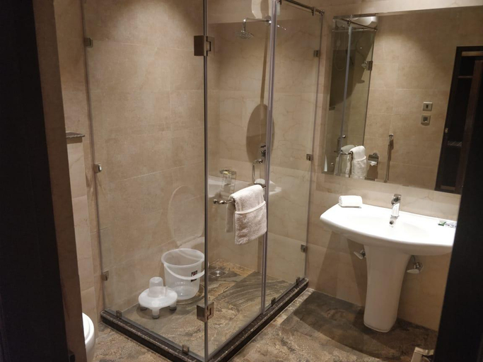 Bathroom 4, Mastiff Villa Camellia by OTHPL, Kangra