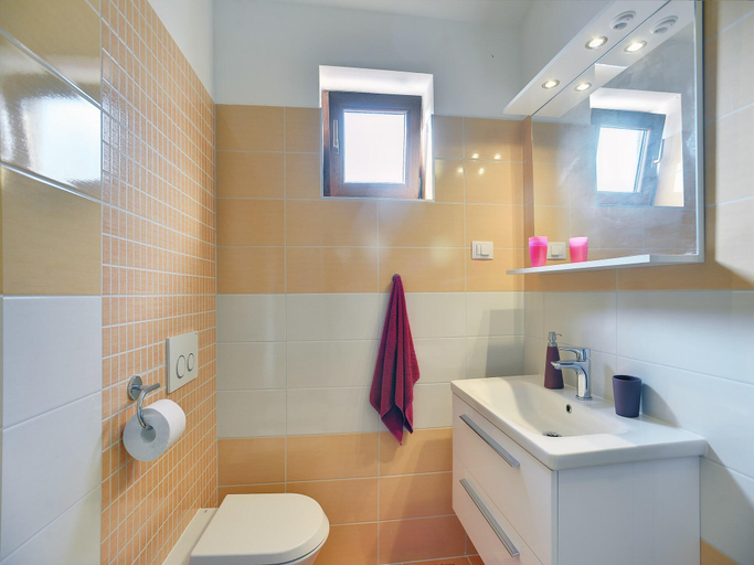 Bathroom 4, Holiday Home in Liznjan near Beach  Pool, Ližnjan