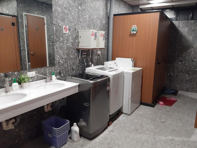 Bathroom 3, Quiet Hostel - Minquan Inn(清淨背包客棧-民權新館), Tainan