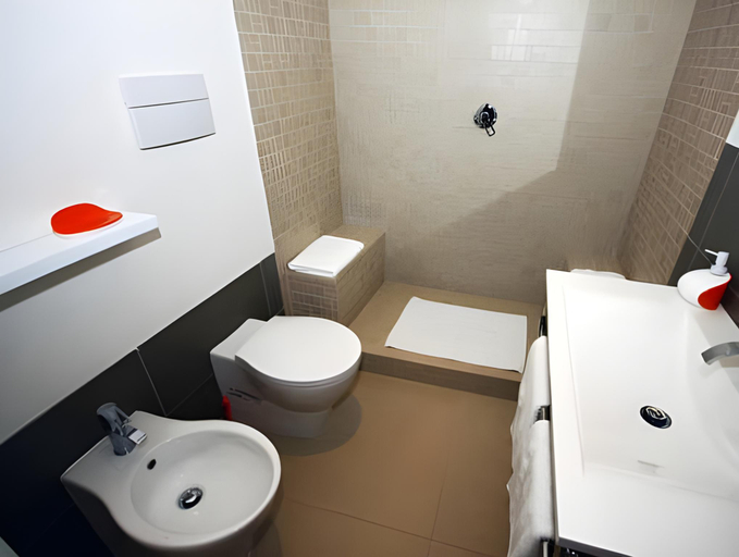 Bathroom 5, Khalisah, Palermo