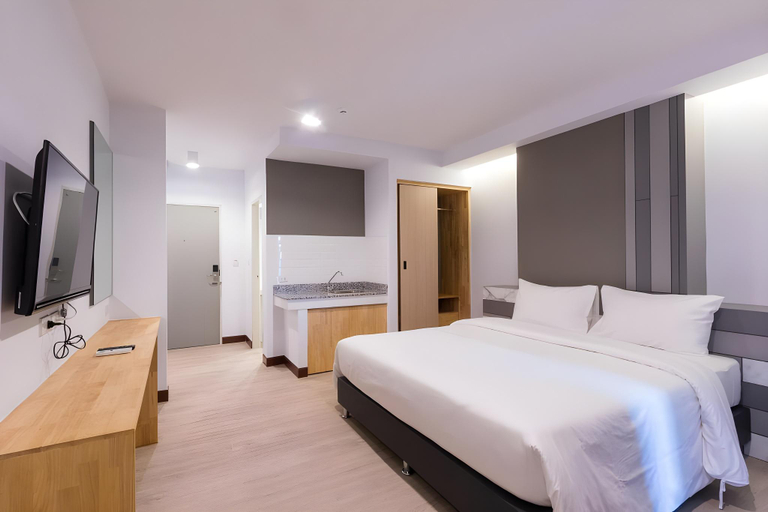 Bedroom 3, The Key Point Hotel, Din Dang