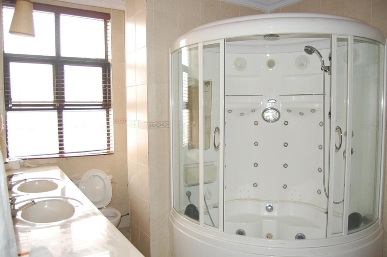 Bathroom 4, Owu Crown Hotel Ibadan, Lagelu