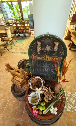 Food & Drinks 4, Beautiful bungalow with a communal outdoor pool and 2 km from the sandy beach, Cha-Am