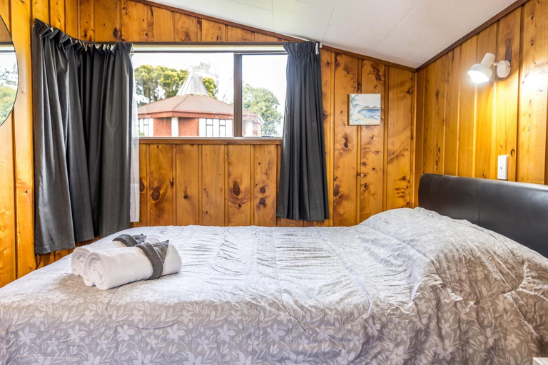 Bedroom 2, Sun Valley Motel, Rodney
