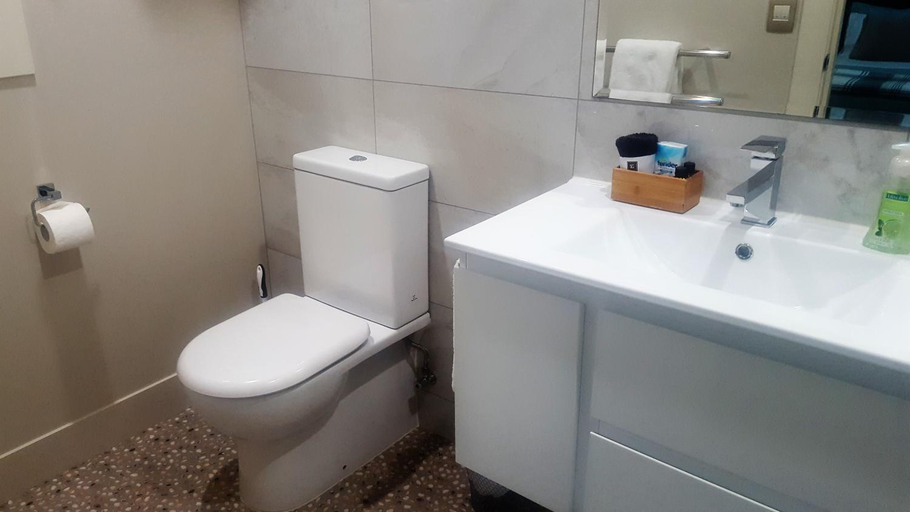 Bathroom, Shetland Court Apartments, Dunedin