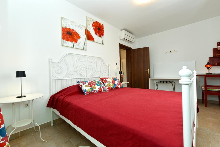 Bedroom 5, Charming apartment with balcony and pool, Bale