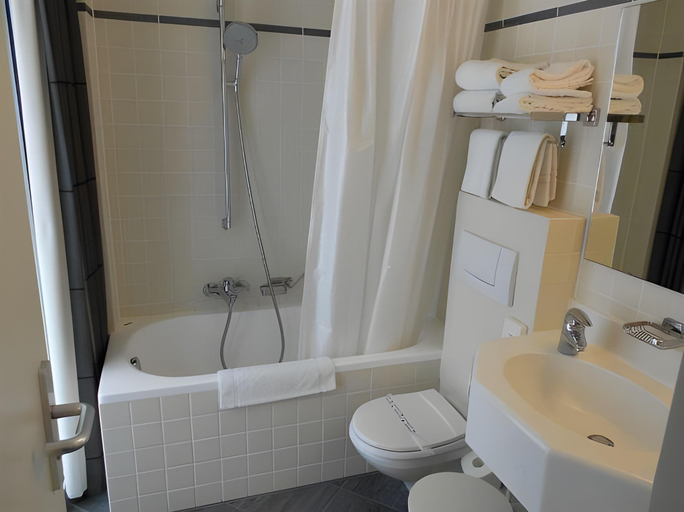 Bathroom 4, Hotel Portinari, West-Vlaanderen