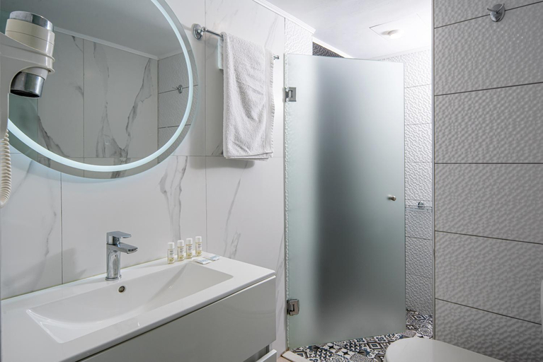 Bathroom 4, Georgia's Garden, Crete