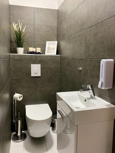Bathroom 3, Leonardo50 Apartment, Budapesti