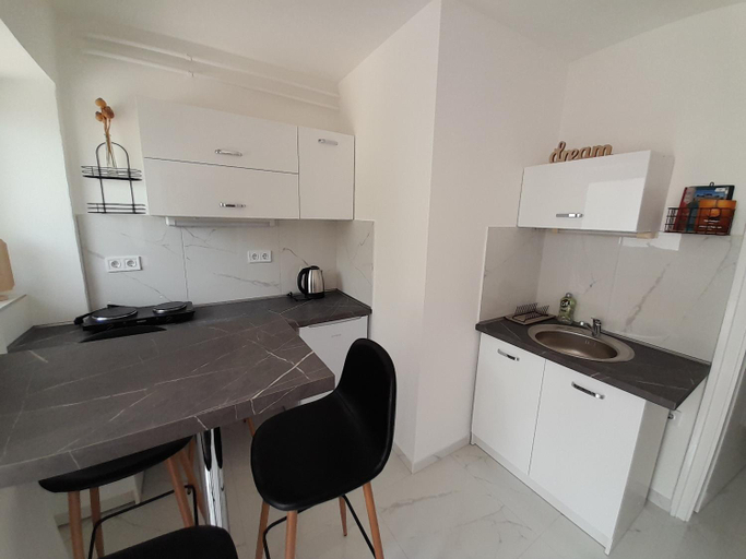 Others 5, Deri Kert Apartmanhaz B, Baja