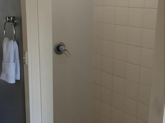 Bathroom 5, Sails on Main, Bowen