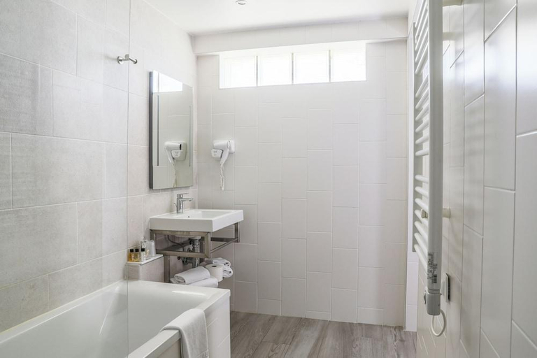 Bathroom 5, La Digue, Manche