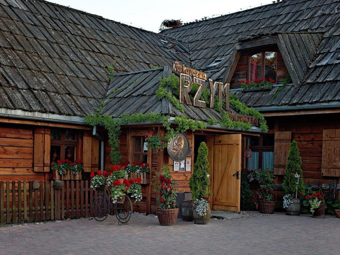 Exterior & Views