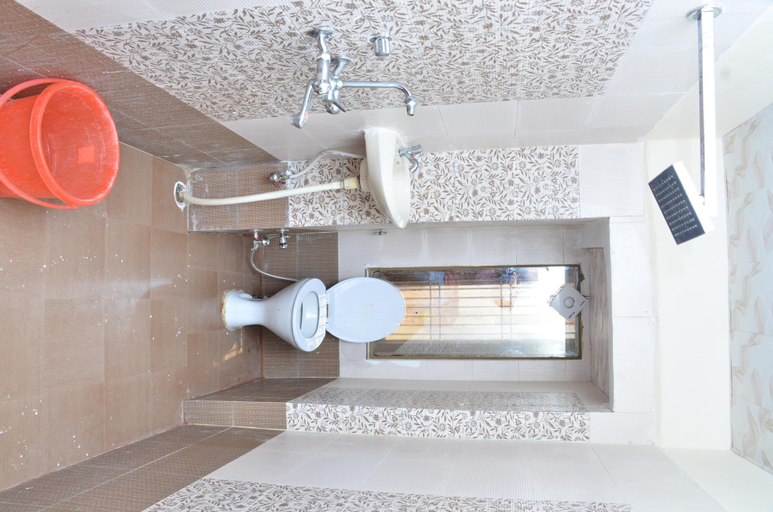 Bathroom, Hotel L.R. Regency, Mathura