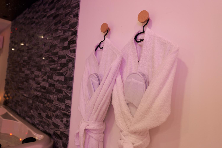 Others 4, Loveroom de charme avec jacuzzi et sauna, Bouches-du-Rhône