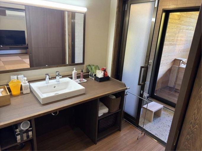 Bathroom, Hotel Sunbird, Minakami