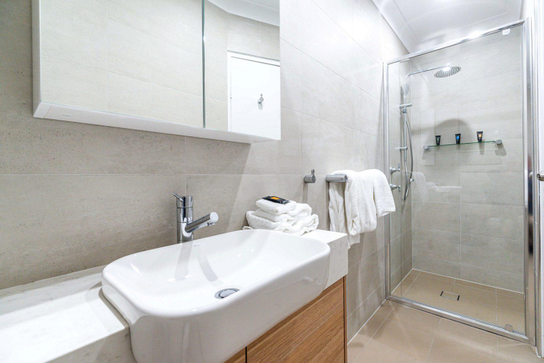 Bathroom 2, Town Square Motel, Orange