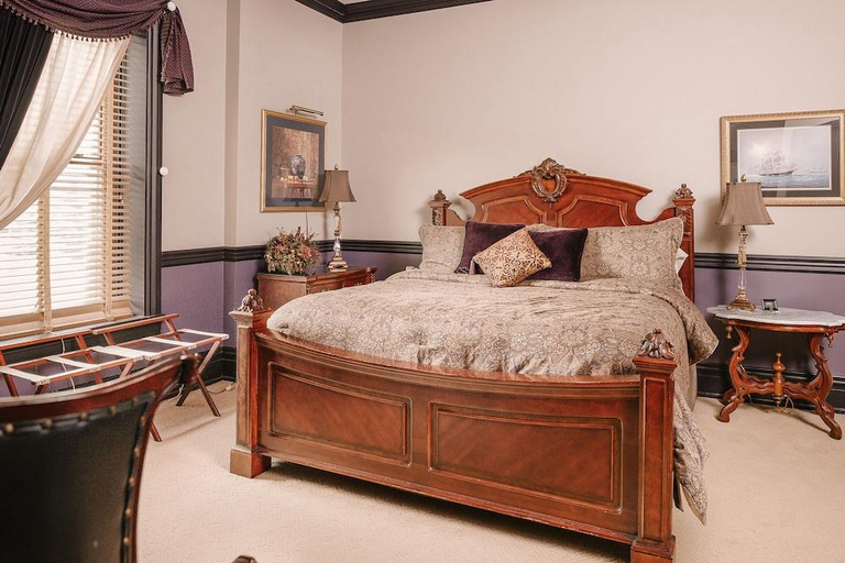 Bedroom 2, The Londonderry Inn, Lebanon
