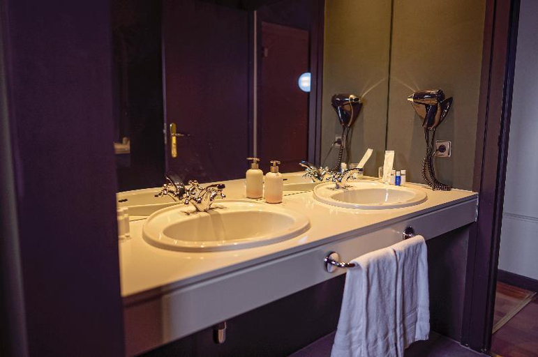Bathroom 5, Hotel Hita, Madrid