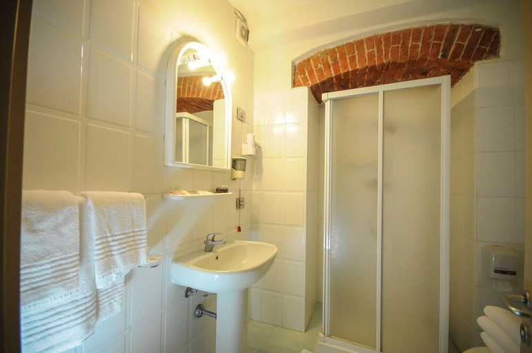 Bathroom 4, Hotel Tirreno, Massa Carrara