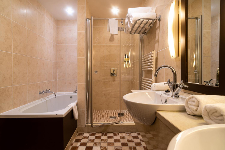 Bathroom 4, Cliffs of Moher Hotel