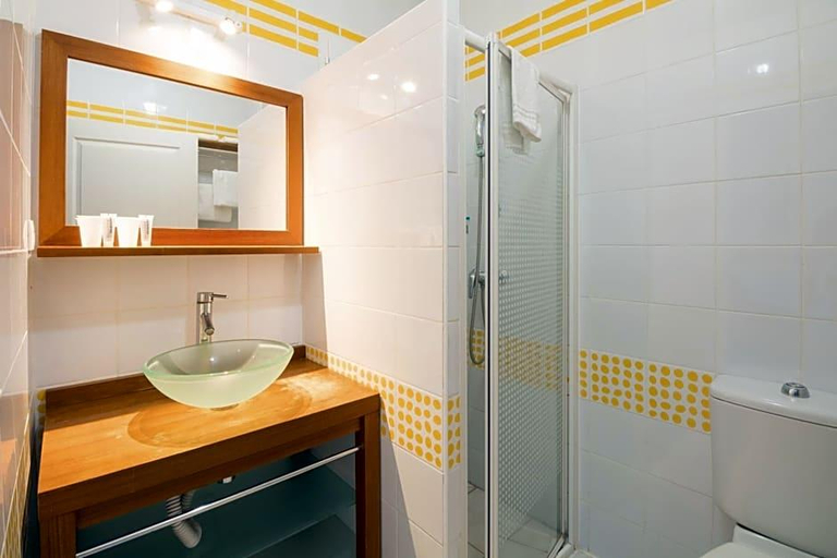 Bathroom 4, Les Collines Iduki, Pyrénées-Atlantiques