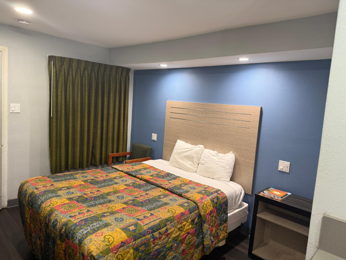 Bedroom 3, Bishop Elms Motel, Inyo