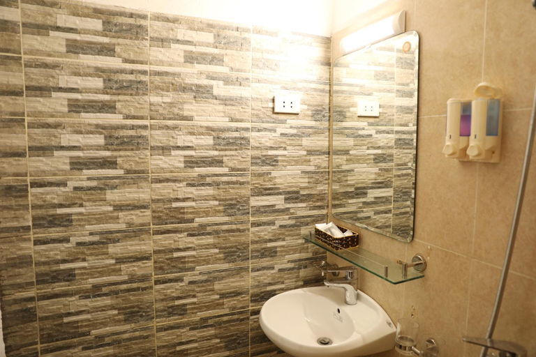 Bathroom 3, Trinh Homestay, Hoàn Kiếm
