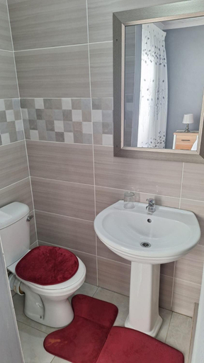 Bathroom 5, K K K Guesthouse, Gert Sibande