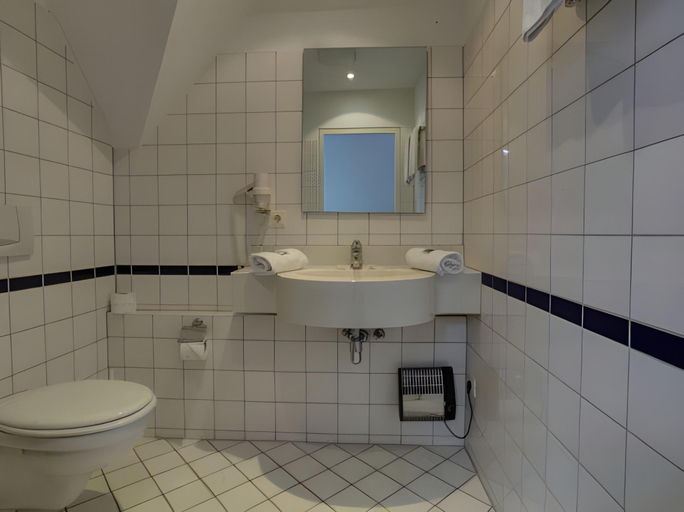 Bathroom 4, Am Schlosspark, Wiesbaden